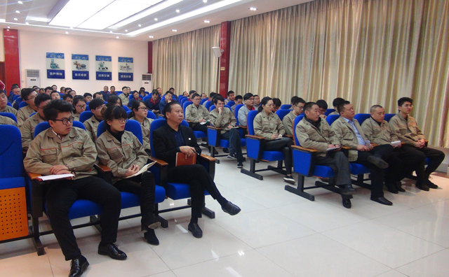 美彩国际员工认真学习.jpg