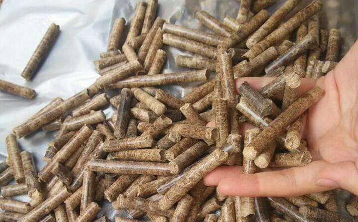 美彩国际颗粒机设备采用多压辊低速强制压缩，保证了其在物料湿度及膨胀系数较大的情况下依然能够顺畅成型出料，能够生产多种规格的生物质颗粒，出料均匀、成型的颗粒外表光滑、密度大、强度高、成型率100%