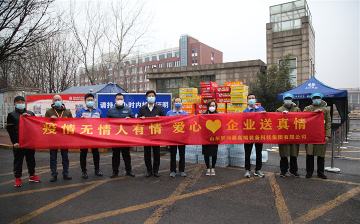 2月25日，美彩国际机械有限公司派代表来到齐鲁师范学院捐赠防疫物资，保障校园防疫物品备足备齐，助力学校的疫情防控工作。